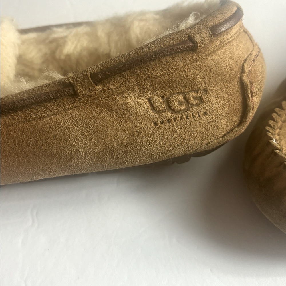 UGG| UGG Australia Dakota Moccasin slippers. Color Tan size 8 - Picture 4 of 15